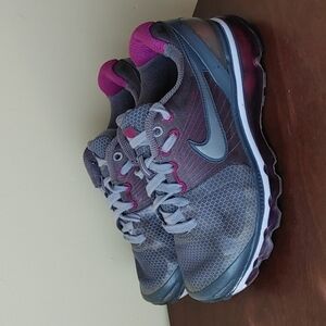 Nike Air‎ Max women's athletic shoes size 7 gray purple